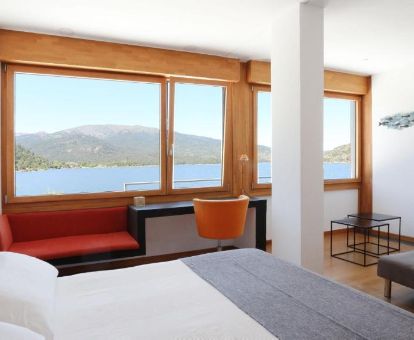 Una de las preciosas habitaciones con vistas al lago de este hotel ideal para disfrutar de la naturaleza en pareja.