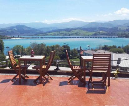 Foto de la terraza con comedor y vistas al mar del alojamiento.