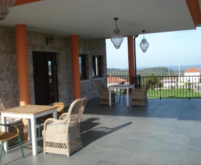 Foto del porche con mobiliario exterior y vistas al mar del alojamiento.