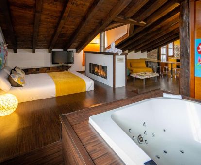 Una de las amplias habitaciones de estilot radicional con jacuzzi privado y sala de estar del hotel.