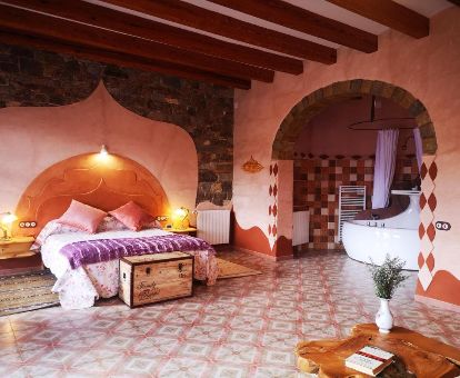 Una de las maravillosas habitaciones dobles con bañera de hidromasaje privada de este romántico hotel.