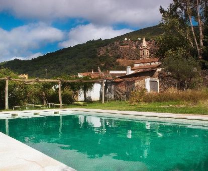 Exteriores de este hotel solo para adultos con piscina y jardines.