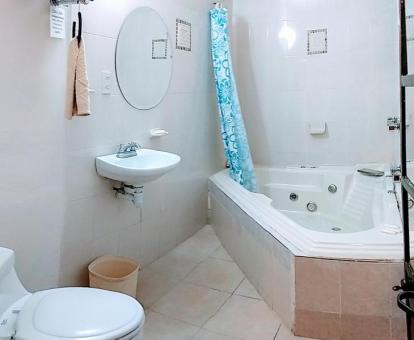 Foto de una de las habitaciones con bañera de hidromasaje del hotel.
