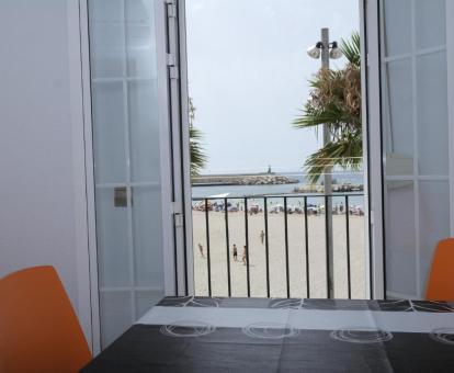 Foto de las instalaciones de este apartamento con vistas al mar.