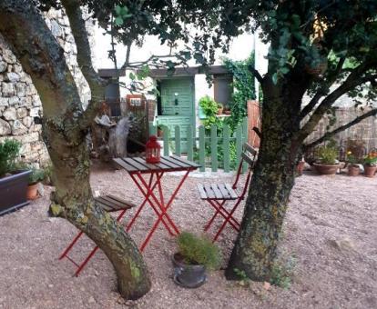 Foto de la zona exterior con jardín y comedor al aire libre de la casa.