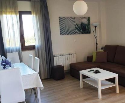 Foto del interior de uno de los apartamentos con vistas al mar.