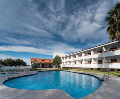 Foto de la piscina al aire libre disponible todo el año de este hotel.