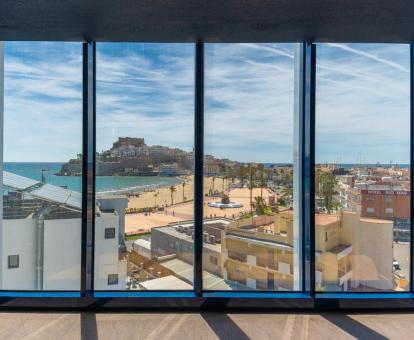 Foto de las instalaciones de este hotel con vistas al mar.