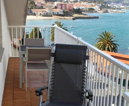 Foto del balcón amueblado con vistas al mar del apartamento.