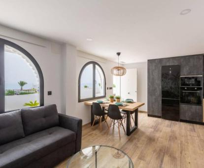 Foto de las instalaciones de este hotel con vistas al mar.