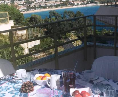 Foto de las instalaciones de este hotel con vistas al mar.