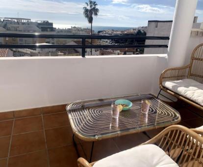 Foto de la terraza amueblada con vistas al mar del apartamento.