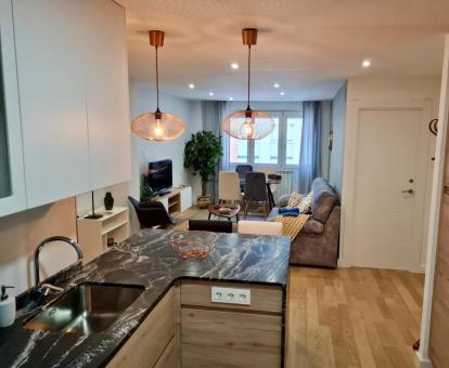 Foto del interior de este apartamento con vistas al mar.