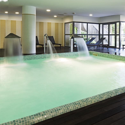 Foto del spa con piscina climatizada y cascada de agua en el Precise Resort El Rompido-The Hotel