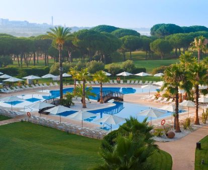 Fabuloso espacio exterior con piscinas rodeado de vegetación de este romántico hotel.