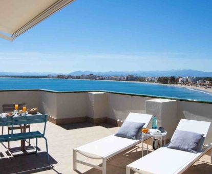 Foto de las instalaciones de este hotel con vistas al mar.