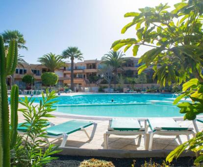 Foto de la piscina al aire libre disponible todo el año de este hotel.