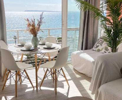 Foto de las instalaciones de este apartamento con vistas al mar.