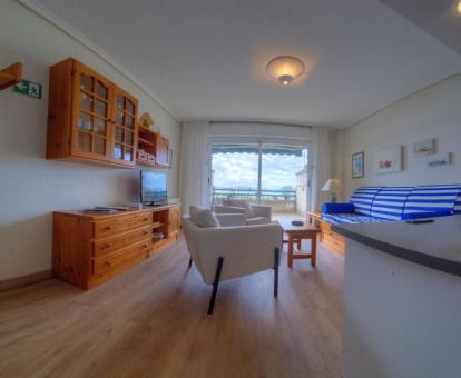 Foto del interior de este precioso apartamento con vistas al mar.