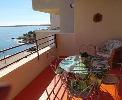 Foto de las instalaciones de este hotel con vistas al mar.