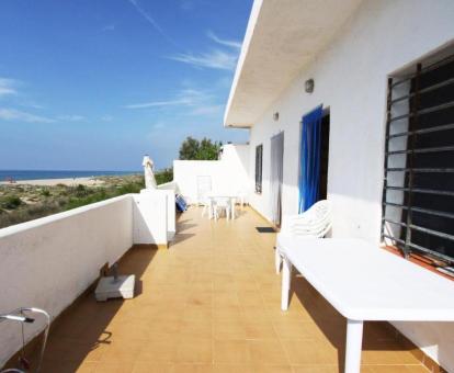 Foto de las instalaciones de este hotel con vistas al mar.