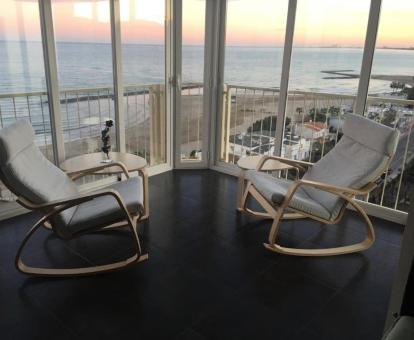 Foto de las instalaciones de este hotel con vistas al mar.