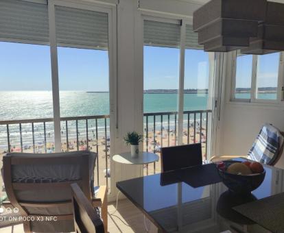 Foto del balcón acristalado con vistas panorámicas al mar de este apartamento.