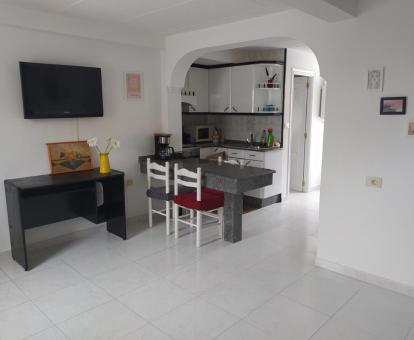 Foto del interior de este apartamento con vistas al mar.