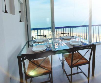 Foto de las instalaciones de este apartamento con vistas al mar.