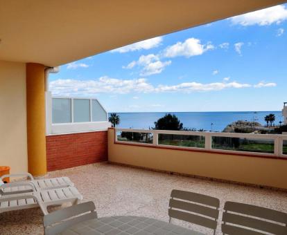 Foto de las instalaciones de este hotel con vistas al mar.