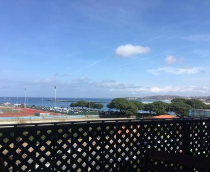 Foto de las instalaciones de este hotel con vistas al mar.