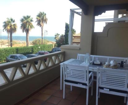 Foto de la terraza amueblada con vistas al mar del apartamento.