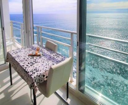 Foto de las instalaciones de este apartamento con vistas al mar.