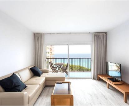 Foto de las instalaciones de este hotel con vistas al mar.