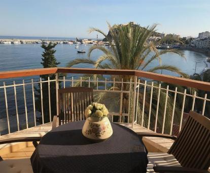 Fotos de la terraza con comedor exterior y maravillosas vistas al mar de este apartamento.