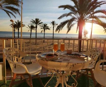 Foto de las instalaciones de este hotel con vistas al mar.