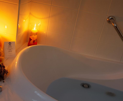 Foto de la bañera de hidromasaje decorada con velas aromáticas que se encuentra en el hotel Princesa Galiana