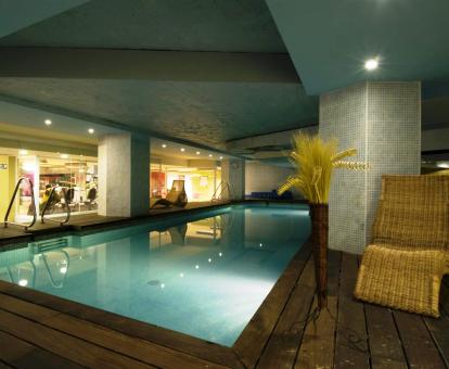 Foto de la piscina interior climatizada del spa del hotel.
