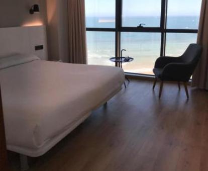 Foto de una de las modernas habitaciones con vistas al mar del hotel.