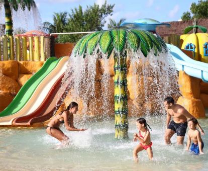 Foto de la piscina con toboganes de agua del hotel.