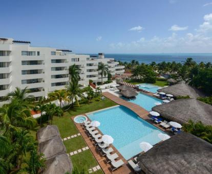 Foto de las instalaciones de este hotel frente al mar.