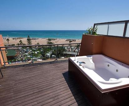 Terraza con jacuzzi privado y vistas al mar de una de las suites del hotel.