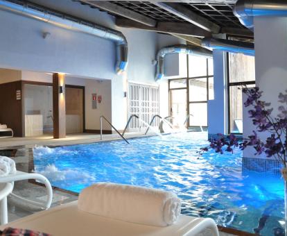 Foto del spa con piscina de hidroterapia del alojamiento.