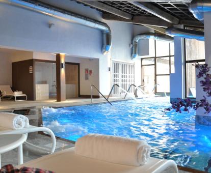 Foto de las instalaciones del spa con piscina de hidroterapia.