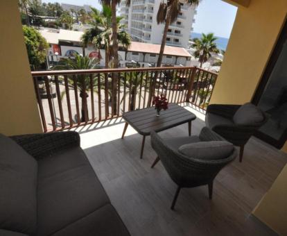 Foto de la terraza con comedor exterior y vistas al mar desde apartamento.