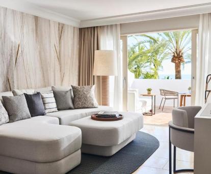 Foto de la Suite con vistas al mar y terraza privada.