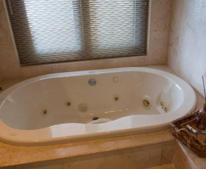 Foto de la bañera de hidromasaje privada de la suite superior de este alojamiento.