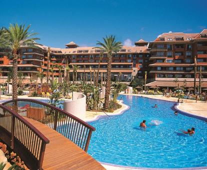 Foto de la piscina al aire libre disponible todo el año de este alojamiento.