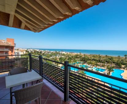 Foto de la terraza con vistas al mar de una de las habitaciones del hotel.