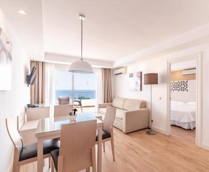 Foto del apartamento superior con vistas al mar y terraza privada.